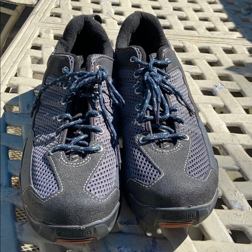Men’s Shimano Pedaling shoes w/ pedals